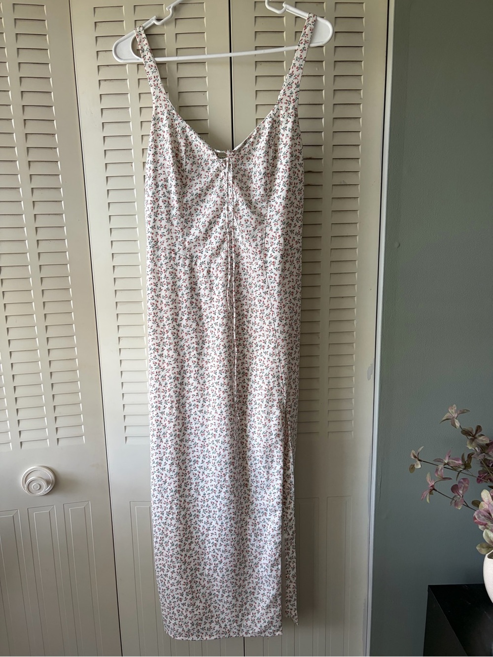 Abercrombie & Fitch Cream and floral tie front dress